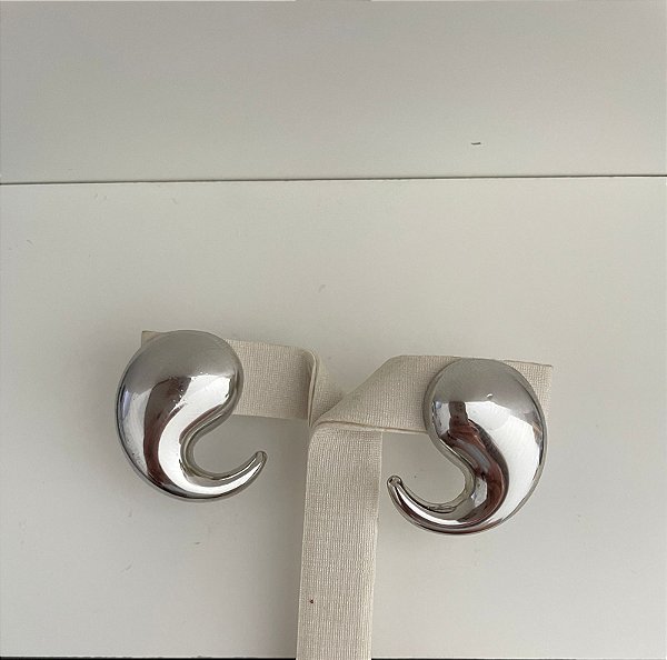 Brinco Modelo Vírgula Banho de Ródio