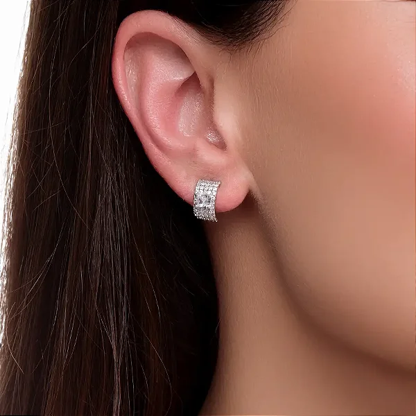 Brinco Meia Argola Quadrado Cravejado Banho de Ródio