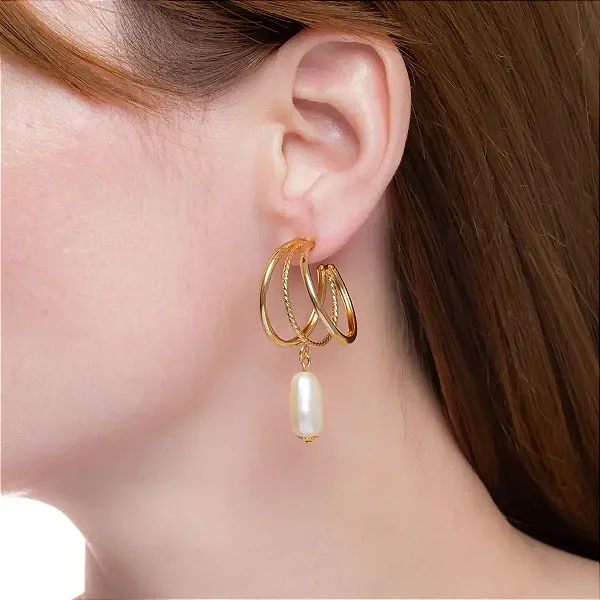 Brinco Argola Três Fileiras Pérola Barroca Banho de Ouro 18K