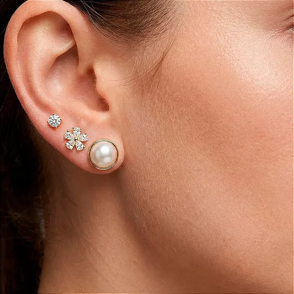 Brinco Trio Pérola Flor Ponto de Luz Banho de Ouro 18K