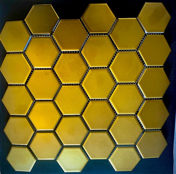PASTILHA DOURADA OURO ESCOVADO ACETINADA HEXAGONAL SIXTIES GOLD 5X5CM