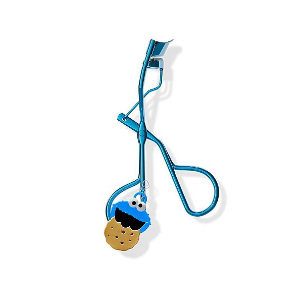 Curvex Wet N Wild Save The Day Eyelash Curler With Fuzzy Charm | Vila Sésamo