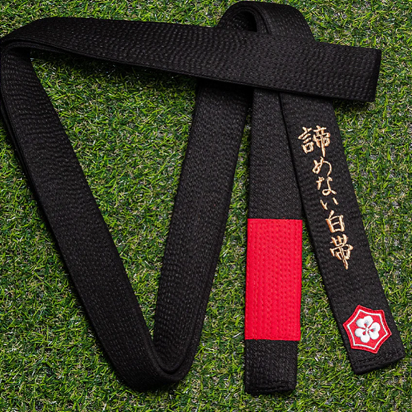 Faixa de Jiu-Jitsu Kanji "WHITE BELT WHO NEVER QUIT" Pre-Embroidery Black Belt