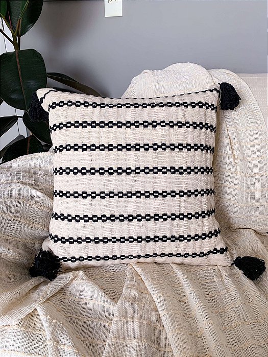 Capa de almofada boho cru com preto bordada - Util em casa Home e Decor