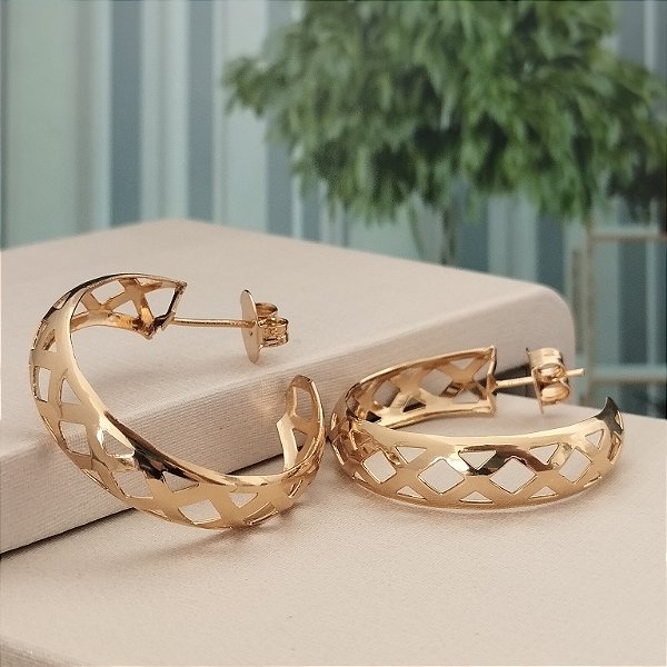 Argola 32 mm C/ Detalhes Vazados - Semijoia 18k - BR87-03136