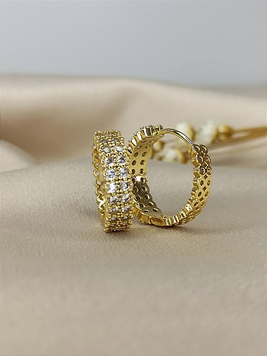 Argola Cravejada c/detalhes Vazados - Semijoia 18k - B86-09240