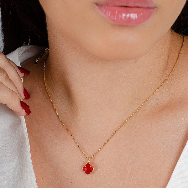 Gargantilha Pingente Trevo Vermelho - Semijóias 18k - Antialérgica