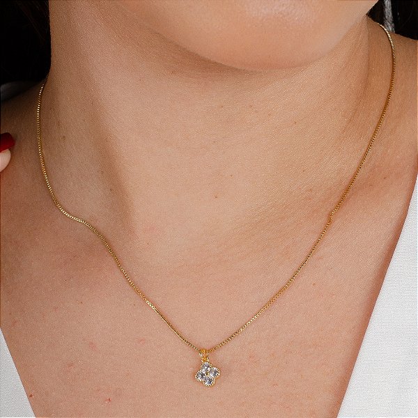 Gargantilha c/ Pingente Trevo Cor Branco - Semijoia 18k – Antialérgica