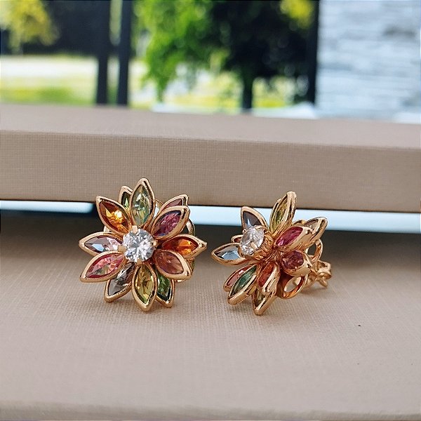 Brinco Flor Lótus Com Pedras Zircônias Multicor -Semijóia 18k - B319-13130