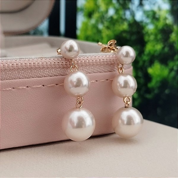 Brinco Pêndulo Três Pérolas - Semijoia 18k - B352-10150