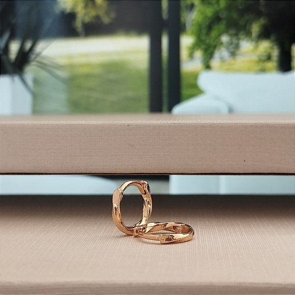 Argola Torcida 10 mm - Semijoia 18k - B406-0376