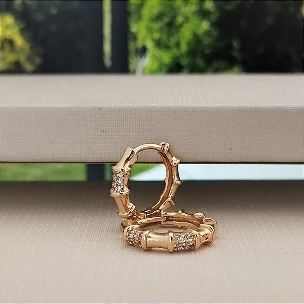 Argola Detalhada Com Zircônias - Semijoia 18k - B486-06110