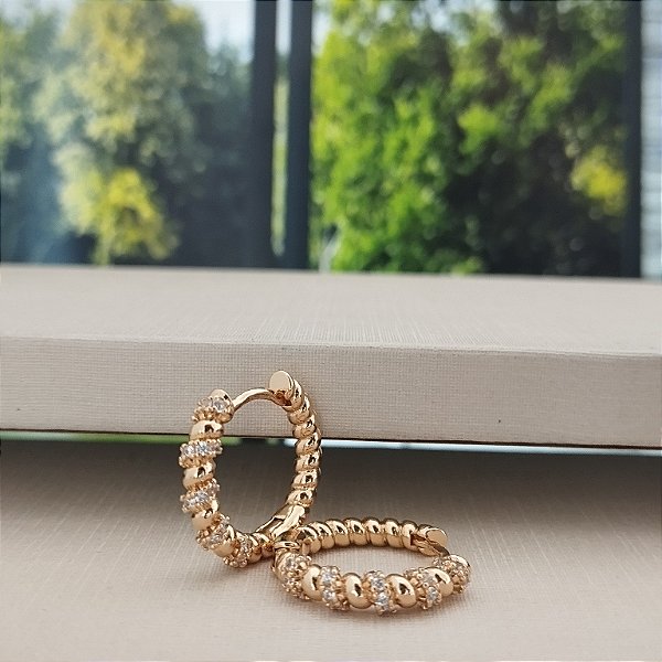 Argola Trabalhada Com Zircônias - Semijoia 18k -B493-12138