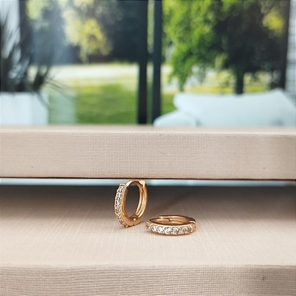 Argola Com Zircônias-10mm- Semijoia 18k - B498-0588