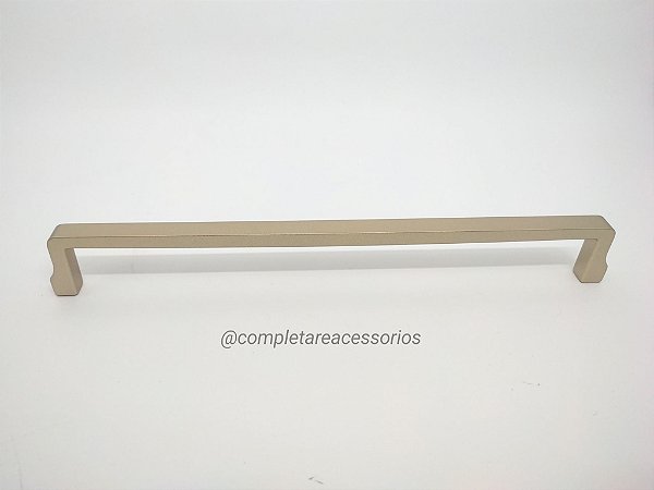 Puxador Tomina Alça 192mm Dourado – Elegância Imponente para Móveis Sofisticados