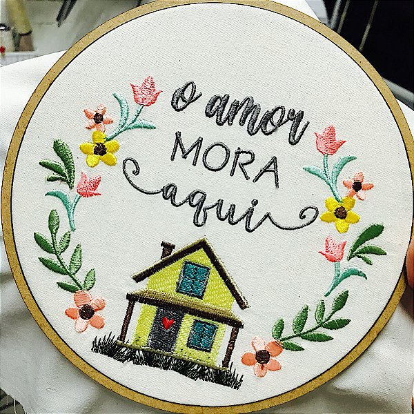 Bastidor/Enfeite de Porta bordado ( alianças, maternidade, porta) - personalizados