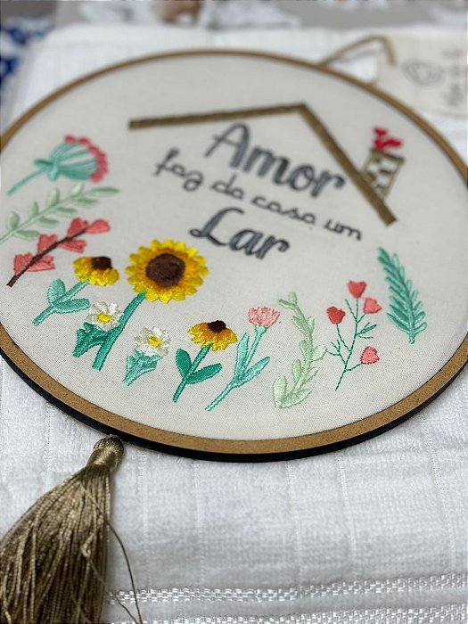 Bastidor/Enfeite de Porta bordado ( amor faz da casa um lar) - personalizados