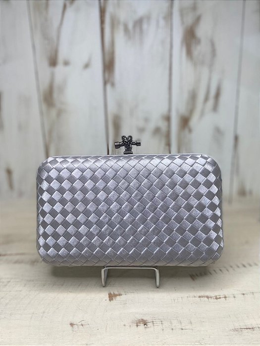 CLUTCH ACETINADA COM DETALHE TRESSE PRATA