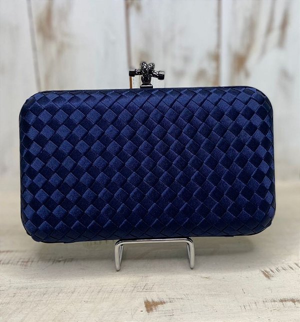 CLUTCH ACETINADA COM DETALHE TRESSE AZUL MARINHO