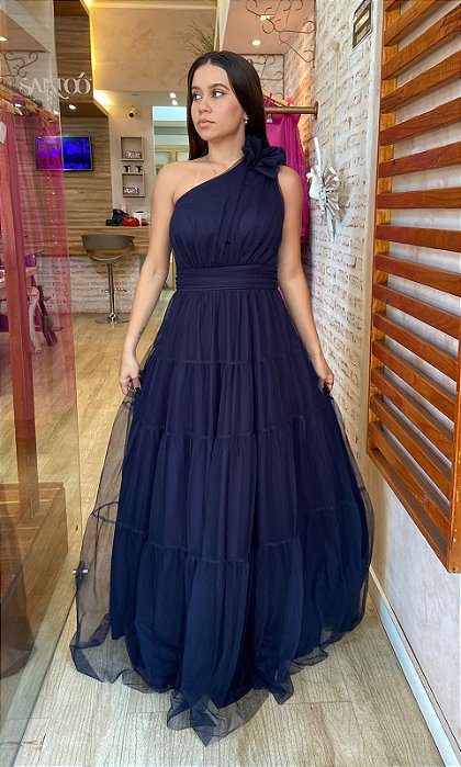 VESTIDO LONGO MICROTULE COM BRILHO UM OMBRO SÓ LAÇO COM DETALHE DRAPEADO NA CINTURA  SAIA BABADO AZUL MARINHO