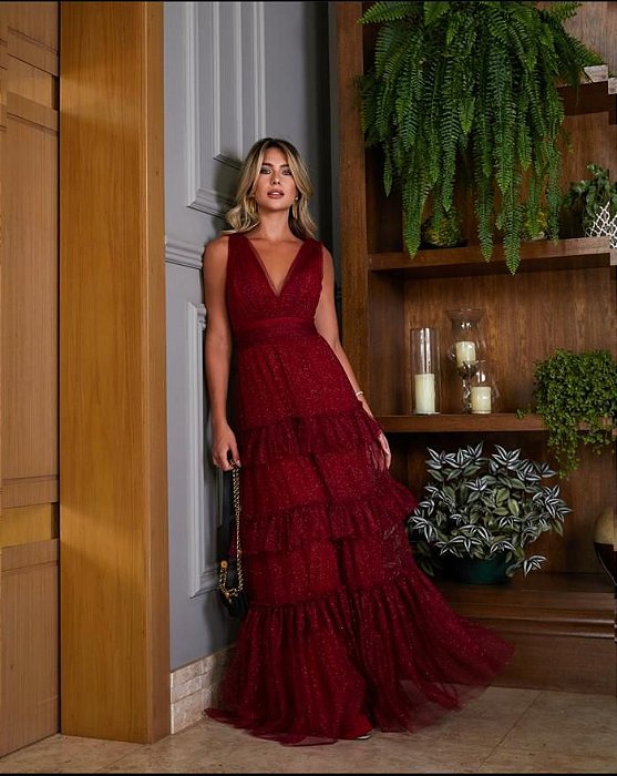 VESTIDO LONGO MICROTULE BUSTO EM V DETALHE DRAPEADO ALÇA LARGA BABADO MARÇALA