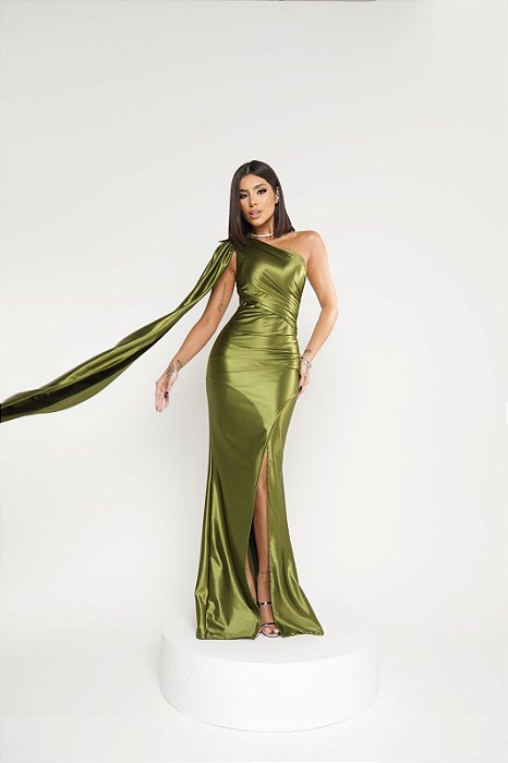 VESTIDO LONGO CETIM COM TOQUE DE SEDA UM OMBRO SO COM CAPA DRAPEADO E FENDA LATERAL VERDE  MILITAR