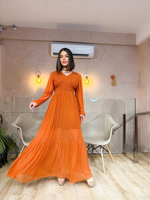 VESTIDO LONGO MICROTULE MANGA LONGA C/DETALHE DE BOLINHAS E FIOS DOURADOS TERRA COTA