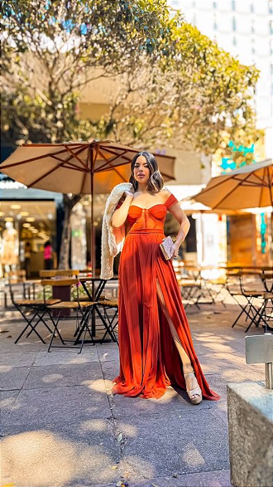 VESTIDO LONGO MICROTULE  ESTILO CORPETE MANGA OMBRO A OMBRO FENDA LATERAL TERRA COTA