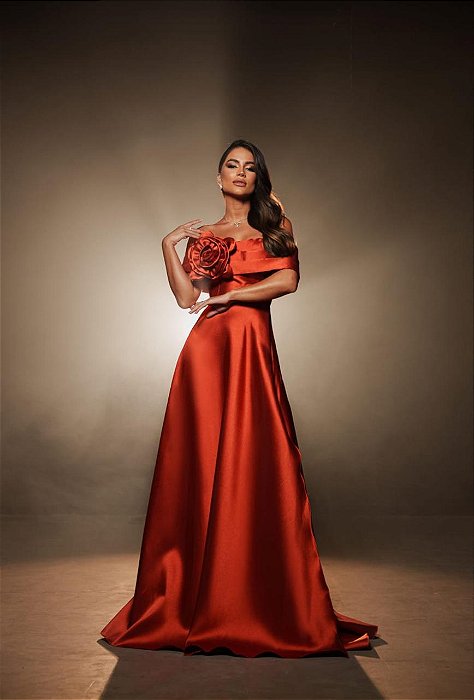 VESTIDO LONGO ZIBELINE OMBRO A OMBRO COM FLOR REMOVIVEL FENDA LATERAL TERRA COTA