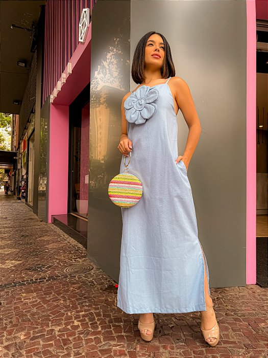 VESTIDO LONGO TRICOLINE RETO COM FENDA E BOLSOS LATERAIS FLOR REMOVÍVEL AZUL SERENITY