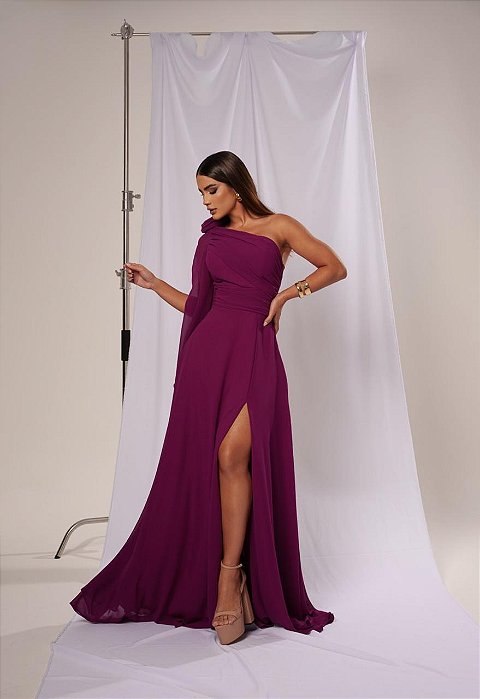 VESTIDO CREPE DE SEDA UM OMBRO DRAPEADO COM FLOR E CAPA FUCSIA