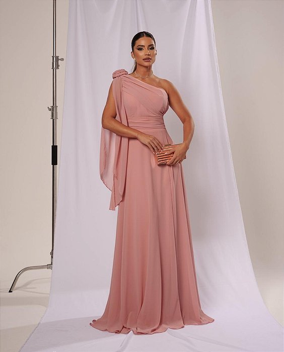VESTIDO CREPE DE SEDA UM OMBRO DRAPEADO COM FLOR E CAPA ROSÊ