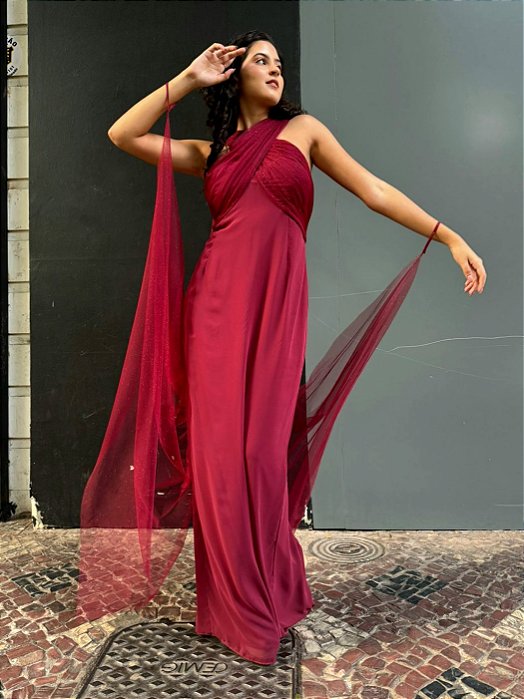 VESTIDO LONGO CHIFFON COM MICROTULE CAPA DECOTE TRANSPASSADO FENDA TRASEIRA MARSALA