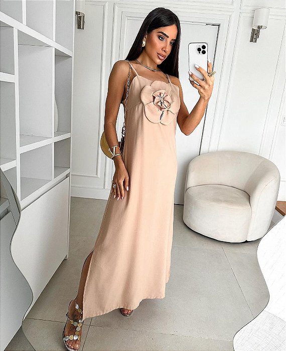 VESTIDO LONGO TRICOLINE RETO COM FENDA E BOLSOS LATERAIS FLOR REMOVÍVEL BEGE