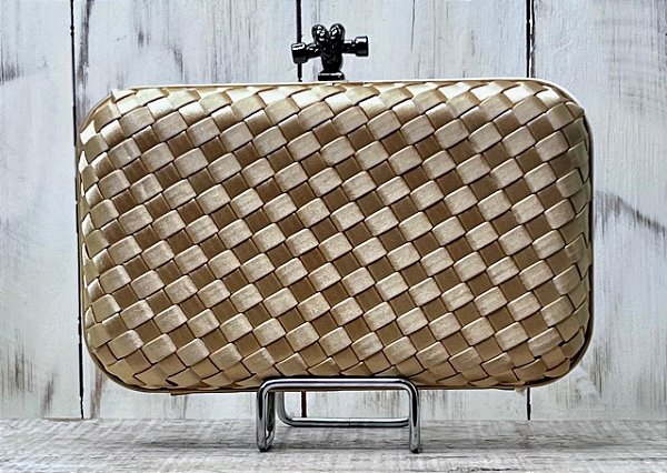 CLUTCH ACETINADA COM DETALHE TRESSE DOURADO