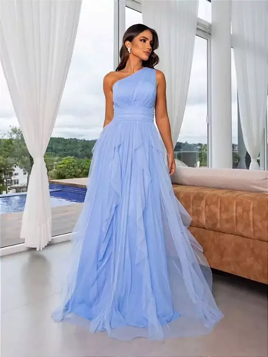 VESTIDO LONGO MICROTULE COM BRILHO UM OMBRO SÓ COM DETALHE DRAPEADO NA CINTURA SAIA BABADO VERTICAL AZUL SERENITY