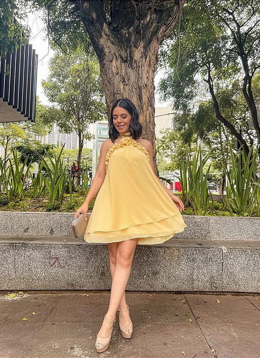 VESTIDO CURTO CHIFFON FRENTE ÚNICA AMARRAÇÃO DETALHES DE BABADOS E CAMADAS AMARELO MANTEIGA