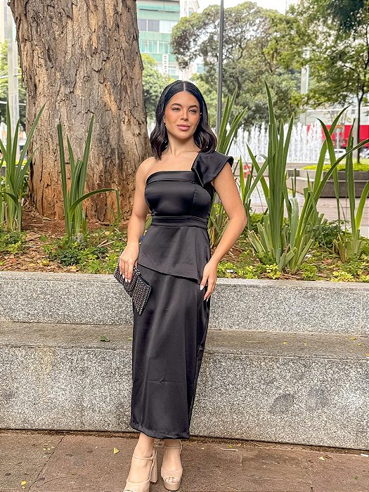 VESTIDO MIDI ACETINADO UM OMBRO SÓ ACINTURADO RETO PRETO