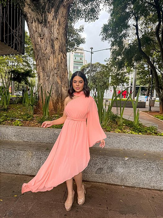 VESTIDO MIDI ASSIMÉTRICO CHIFFON UM OMBRO SÓ MANGA LONGA DETALHE NO PESCOÇO CORAL
