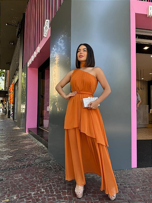 VESTIDO LONGO CHIFON COM TOQUE DE SEDA OMBRO SÓ COM DETALHE PESCOÇO CAM TERRA COTA