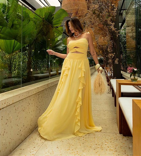 VESTIDO LONGO CHIFFON ALÇA FINA BUSTO COM FLOR REMOVÍVEL E CAMADAS VERTICAIS AMARELO MANTEIGA