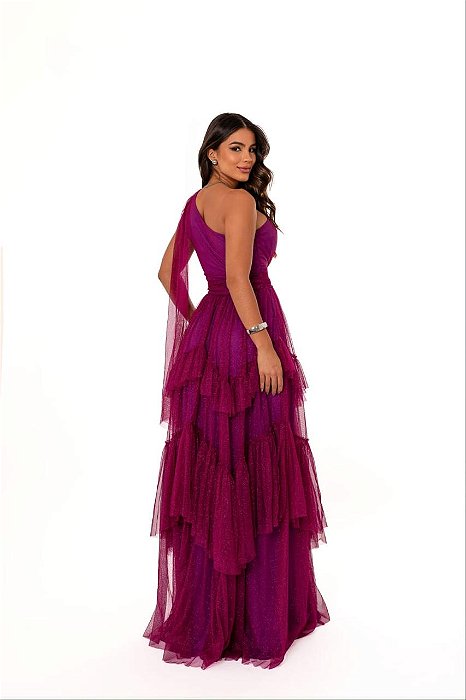 VESTIDO LONGO MICROTULE UM OMBRO SÓ PALA CINTURA SAIA EM CAMADAS VERTICAIS LAÇO NO OMBBRO FUCSIA