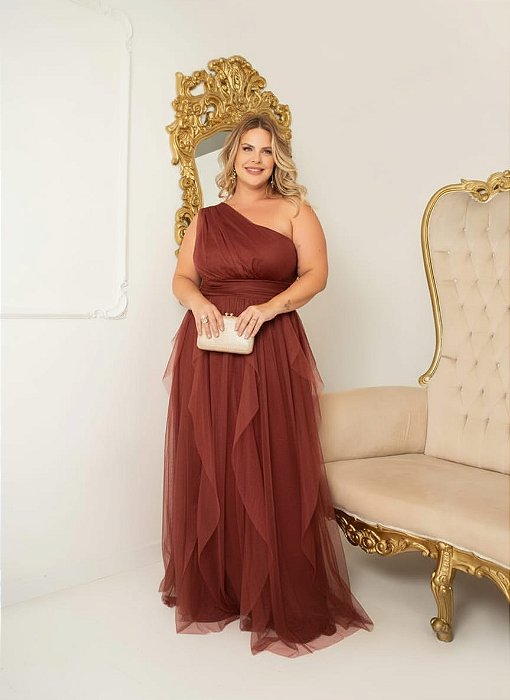 VESTIDO LONGO MICROTULE UM OMBRO SÓ PALA CINTURA SAIA EM CAMADAS VERTICAIS LAÇO NO OMBBRO MARSALA