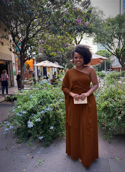 VESTIDO LONGO JERSEY UM OMBRO SÓ MANGA LONGA COM FENDA FRONTAL DETALHE NÓ MARROM