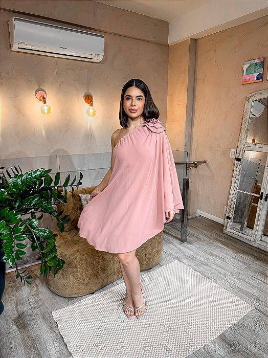 VESTIDO CURTO CHIFFON OMBRO SÓ FLUIDO COR ROSÊ