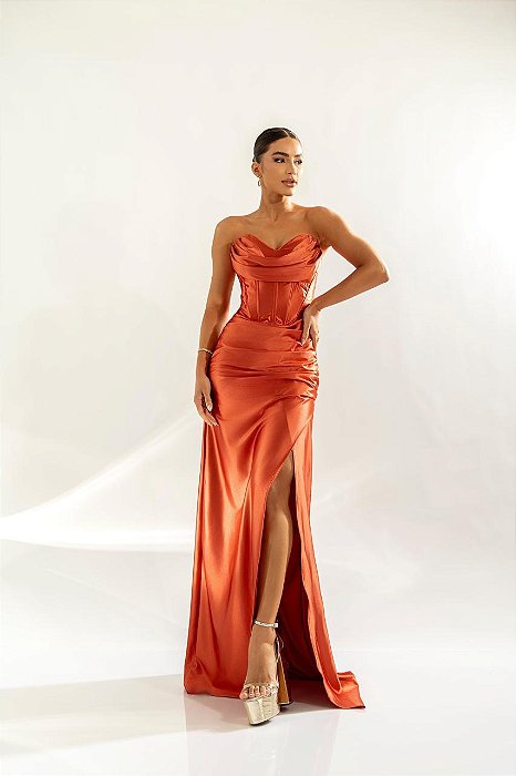 VESTIDO LONGO PRADA COM ELASTANO TOMARA QUE CAIA COM DETALHE NO BUSTO E CORPETE AMARRAÇÃO NAS COSTAS TERRA COTA