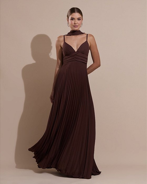 VESTIDO LONGO CHIFFON DE ALCINHA DECOTE TRES BABADOS SAIA PLISSADA MARROM