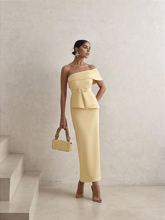 VESTIDO OMBRO SÓ  DETALHE PEPLUM NA CINTURA COM CINTO AMARELO
