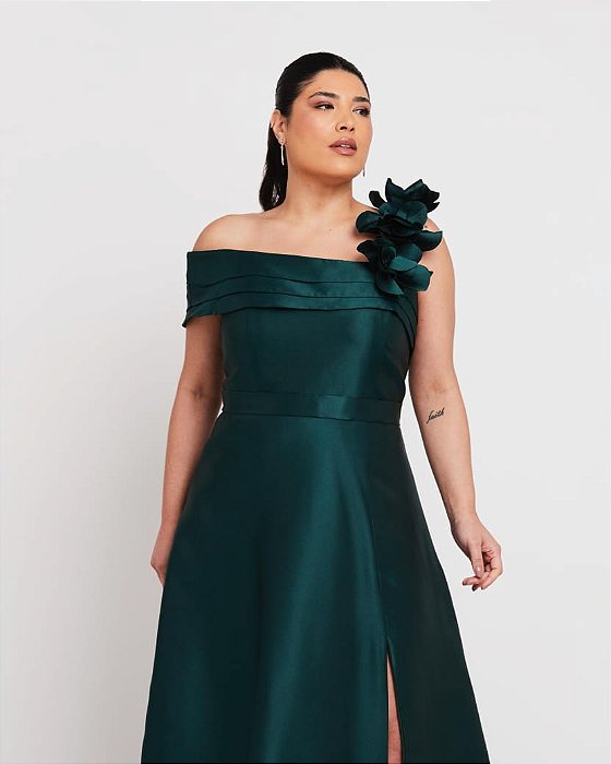 VESTIDO LONGO ZIBELINE COM DETALHE CAMADAS NO OMBRO E ALÇA DETALHE PÉTALAS VERDE ESMERALDA