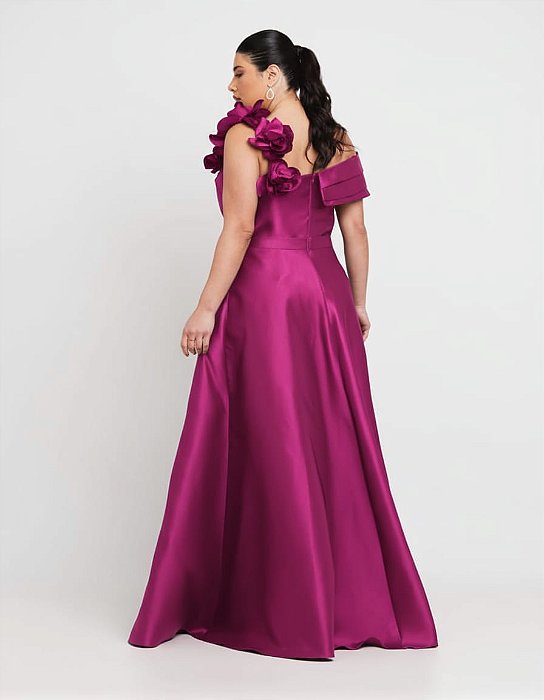 VESTIDO LONGO ZIBELINE COM DETALHE CAMADAS NO OMBRO E ALÇA DETALHE PÉTALAS FUCSIA